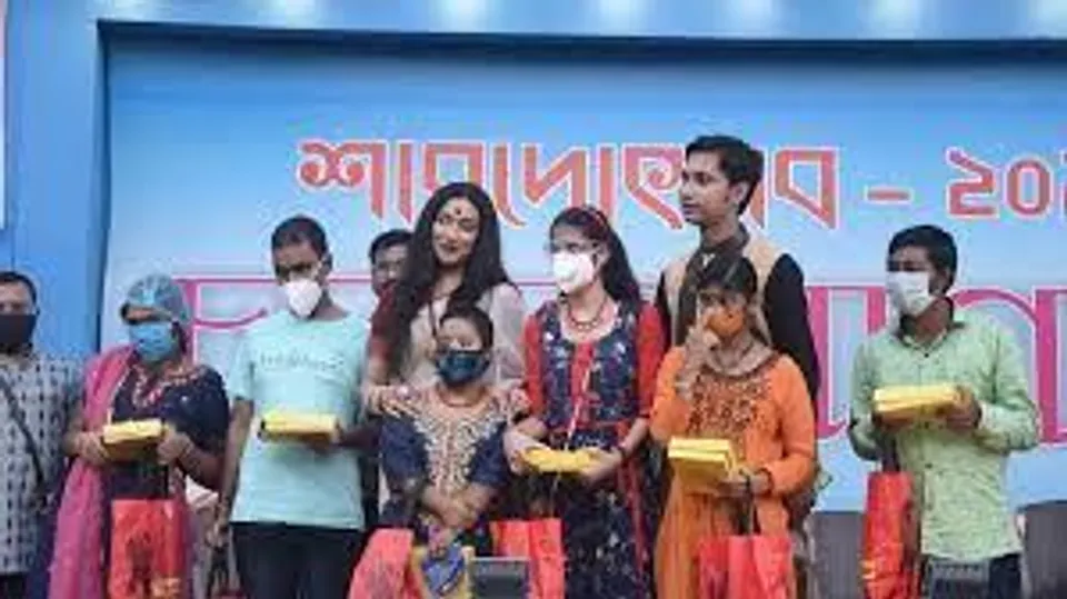 দুঃস্থ শিশুদের পাশে ঋতুপর্ণা ও চালতাবাগান পুজো কমিটি