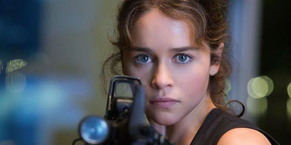 ইউক্রেনীয় পতাকার টি-শার্ট পরে সাহায্যের আহ্বান এমিলিয়া ক্লার্ক এর