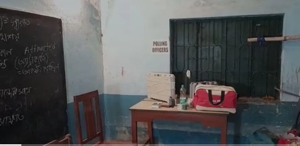 এবার ভোটের আগের রাতেই ভেঙে পড়ল বুথের চাল