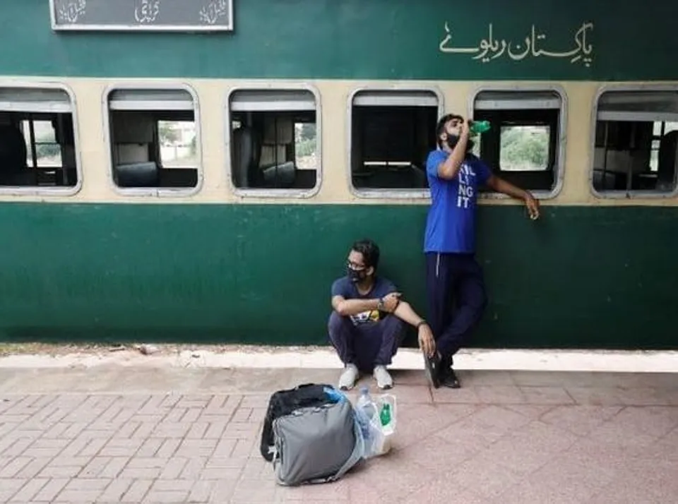 ভয়াবহ জ্বালানি সংকটের মধ্যে রেলওয়ে বন্ধ হয়ে যাচ্ছে পাকিস্তানে