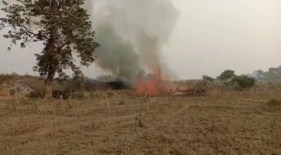 আগুনের লেলিহান শিখা ও কালো ধোঁয়ায় ঢেকেছে গোটা এলাকা