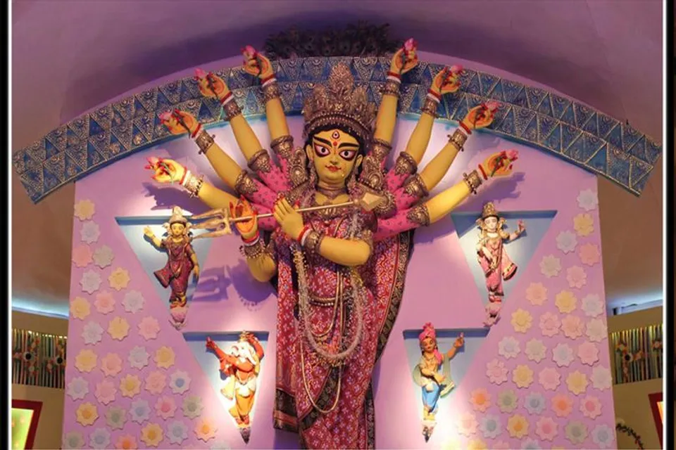 অবরুদ্ধ পরিস্থিতি থেকে মুক্তি পেতে মায়ের শরণাপন্ন বোসপুকুর তালবাগান