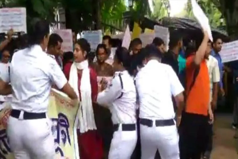 চাকরিপ্রার্থীদের বিক্ষোভ ঠেকাতে কড়া পুলিশ, আটক