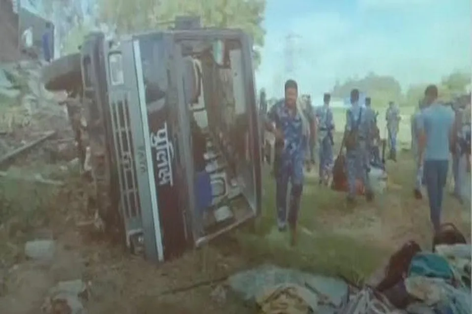 বিহারে উল্টে গেল বিএমপি জওয়ানদের বহনকারী বাস