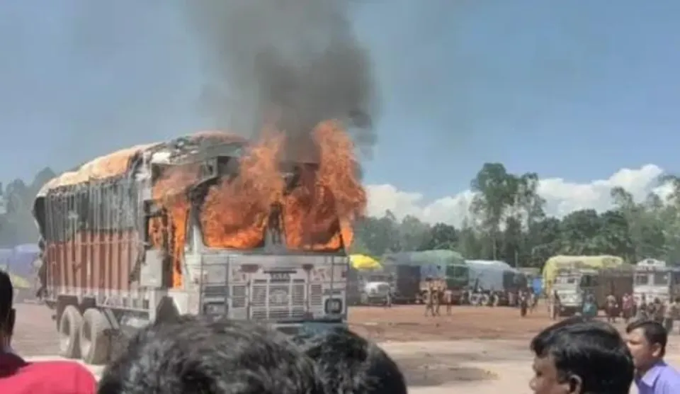 চাল বোঝাই ট্রাকে বিধ্বংসী আগুন, গুরুতর আহত ১