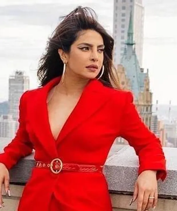 হিজাব বিরোধী বিক্ষোভের মধ্যে ইরানের মহিলাদের পাশে দাঁড়ালেন প্রিয়াঙ্কা চোপড়া