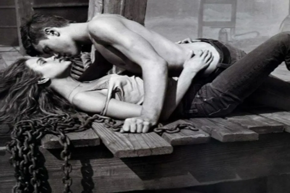 সিঁড়িতেই হয়ে যাক