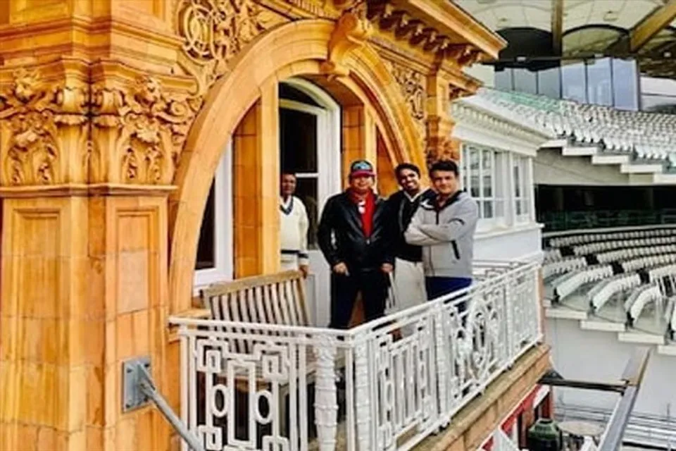 লর্ডসের গ্যালারির আদলে টাওয়ার তৈরি করছে এই পুজো কমিটি