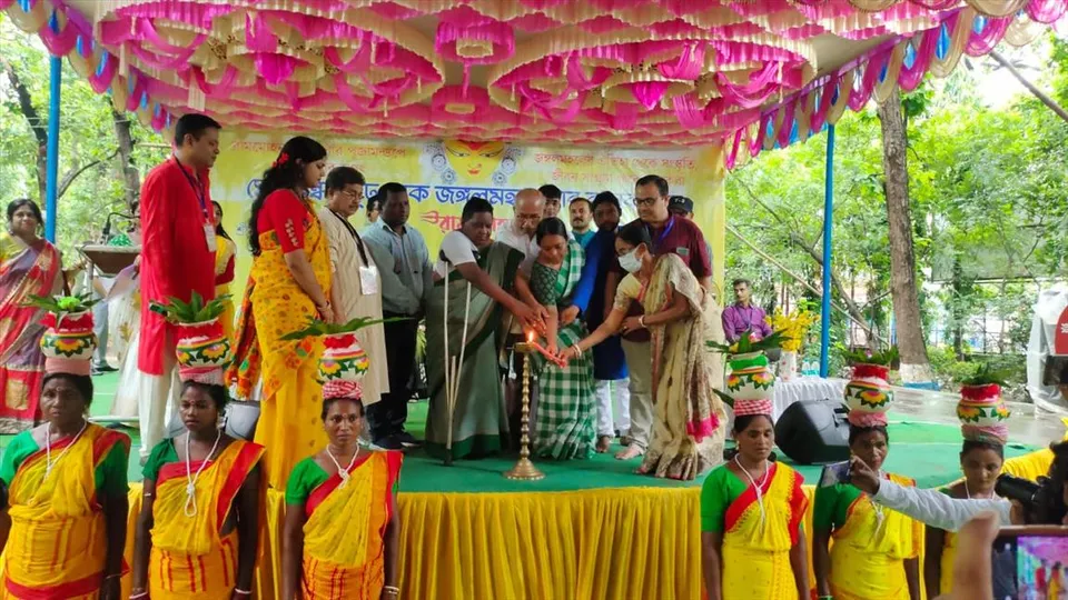 রামমোহন সম্মিলনীর পুজোর থিম জঙ্গল কন্যার উদ্বোধন হলো ঝাড়গ্রামে
