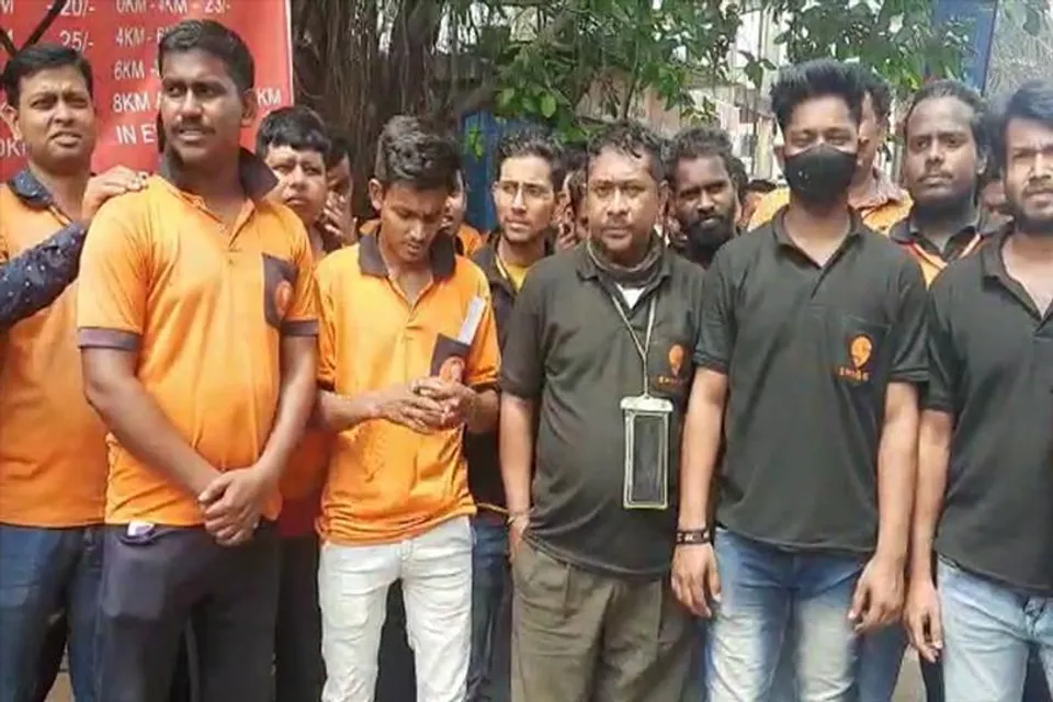 বেসরকারি খাবার সরবরাহ সংস্থার কর্মচারিদের বিক্ষোভ