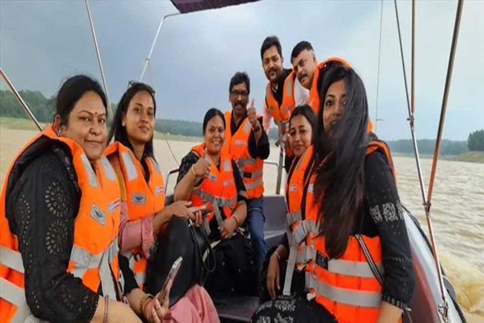 রাজনৈতিক সংকটের মাঝেই বোট রাইডে মজলেন মুখ্যমন্ত্রী