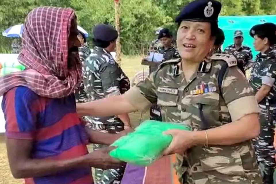 সিআরপিএফের মহিলা বাহিনীর উদ্যোগে মশারী বিতরণ