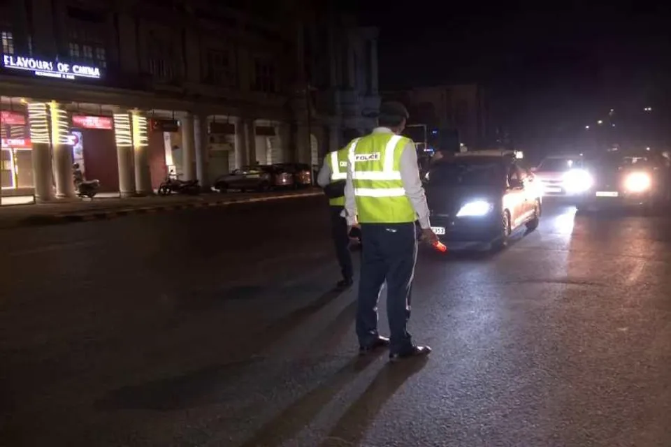 দিল্লি পুলিশের 'ড্রিংক অ্যান্ড ড্রাইভ ক্যাম্পেইনে'র অভিযান চলাকালীন পুলিশ সদস্যদের ধাক্কা গাড়ির- দেখুন ভিডিও