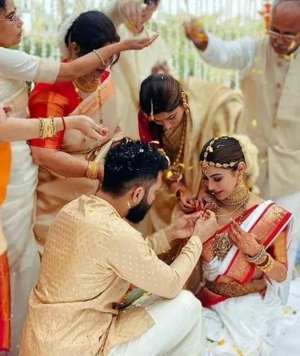 গাঁটছড়া বাঁধলেন মৌনি