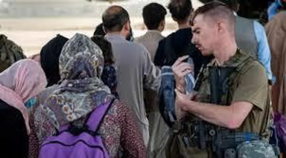 উদ্ধারকার্য চলাকালীন আমেরিকা ও ইংল্যান্ড এর সৈন্যদের হাতাহাতি