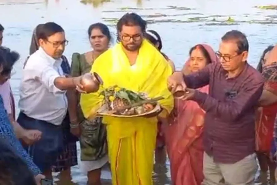 কাঁসাই নদীর তীরে চলছে ছট পুজো