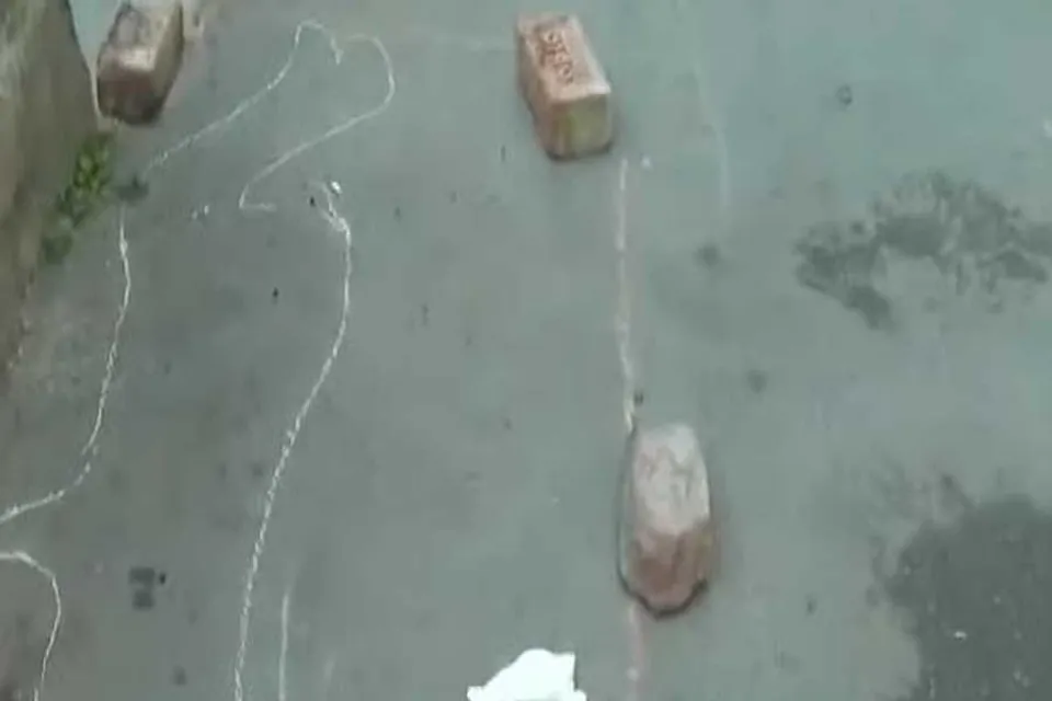 দোলের সকালে কলকাতার রাস্তায় যুবতীর মৃতদেহ, গলায় ফাঁসের দাগ