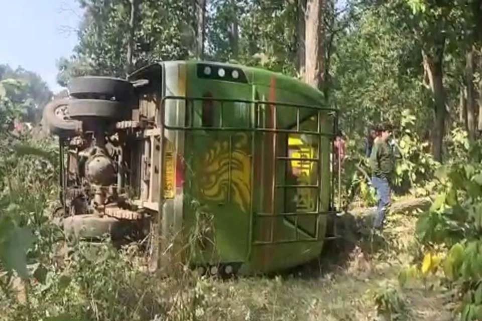 বাস দুর্ঘটনায় জখম ২৫ জন যাত্রী