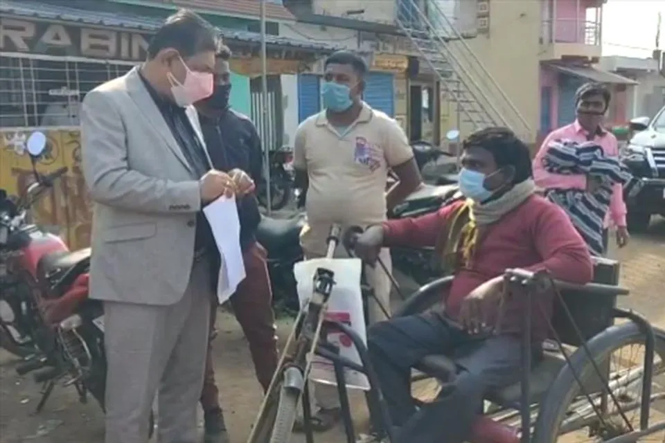 প্রতিবন্ধী ব্যক্তির পাশে দাঁড়ালেন বিধায়ক