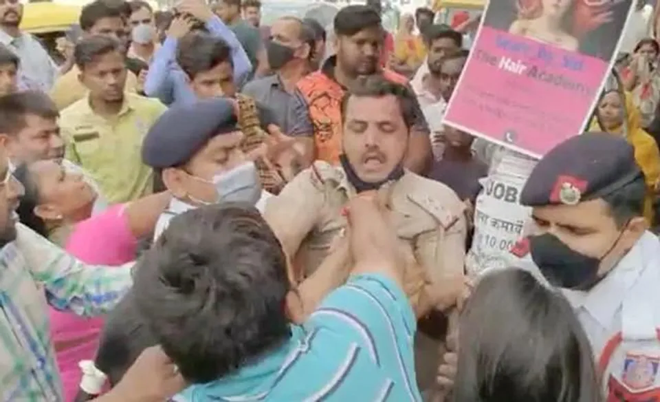 মোটরবাইকে নম্বর প্লেট নেই কেন? প্রশ্ন করতেই পুলিশকে হেনস্থা ২ তরুণী এবং এক যুবকের