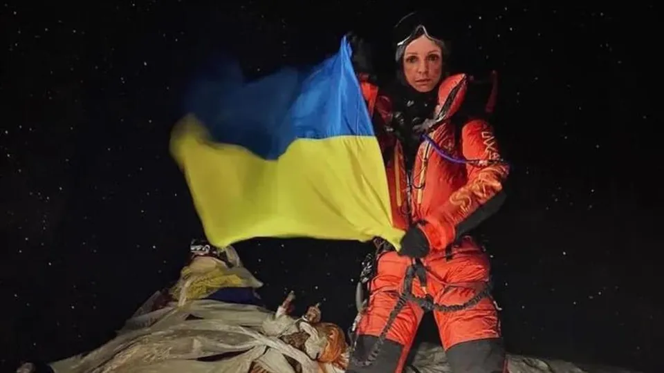 এভারেস্টের শিখরে ইউক্রেনের পতাকা উত্তোলন করে যুদ্ধের প্রতিবাদ করলেন রাশিয়ান পর্বতারোহী