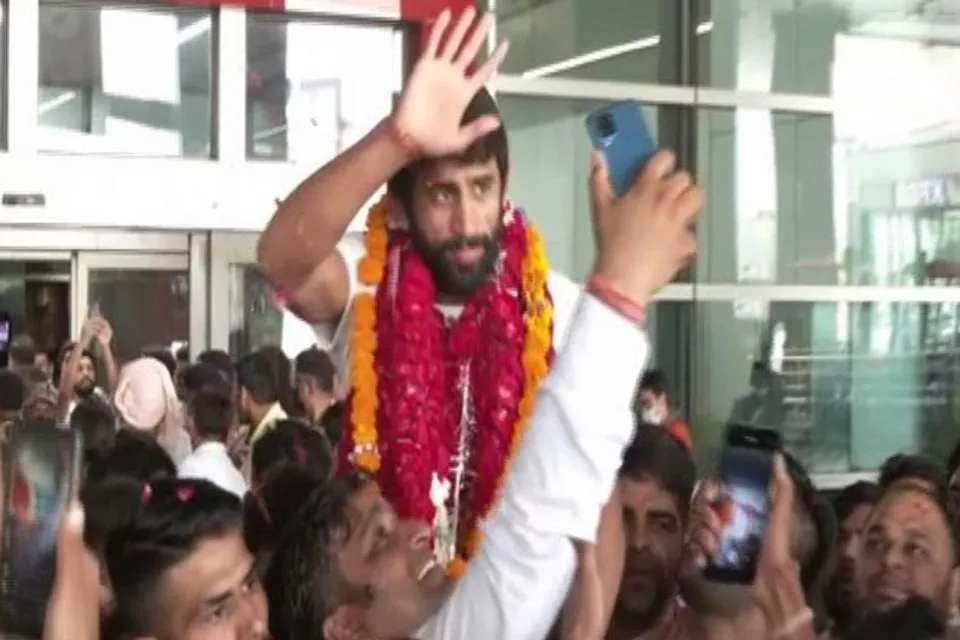 দেশ নায়কদের ঘিরে উচ্ছ্বসিত ভারত