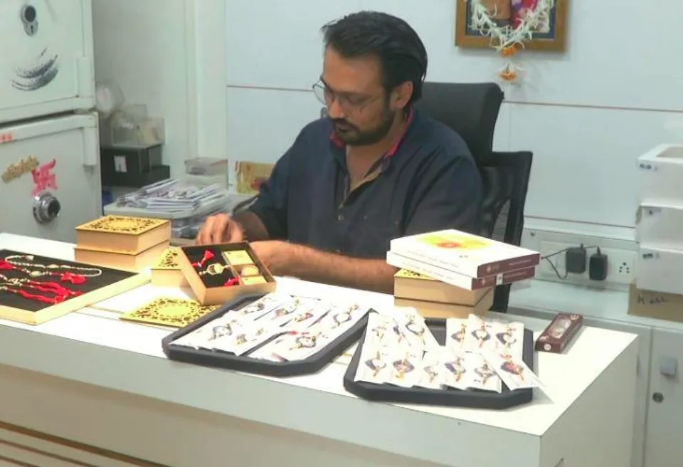 সোনা ও রূপোর রাখি তৈরি করছেন গুজরাতের এই স্বর্ণকার