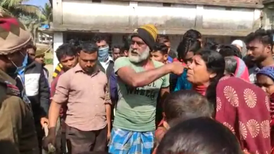 রাস্তা অবরোধ করে বিক্ষোভ মহিলাদের