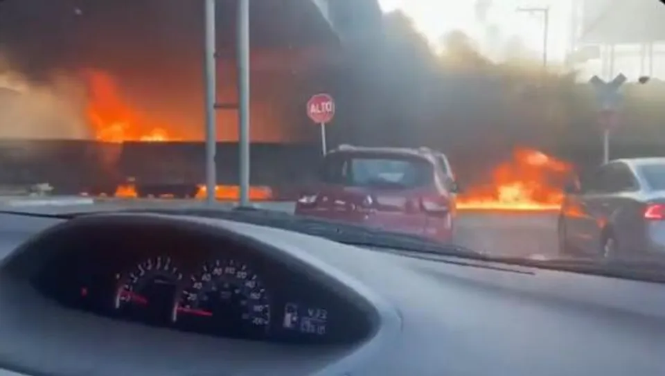 মালবাহী ট্রেনের ধাক্কা তেলের ট্রাকে, বার্নিং ট্রেনের আগুনে পুড়ে ছাই ডজন বাড়ি