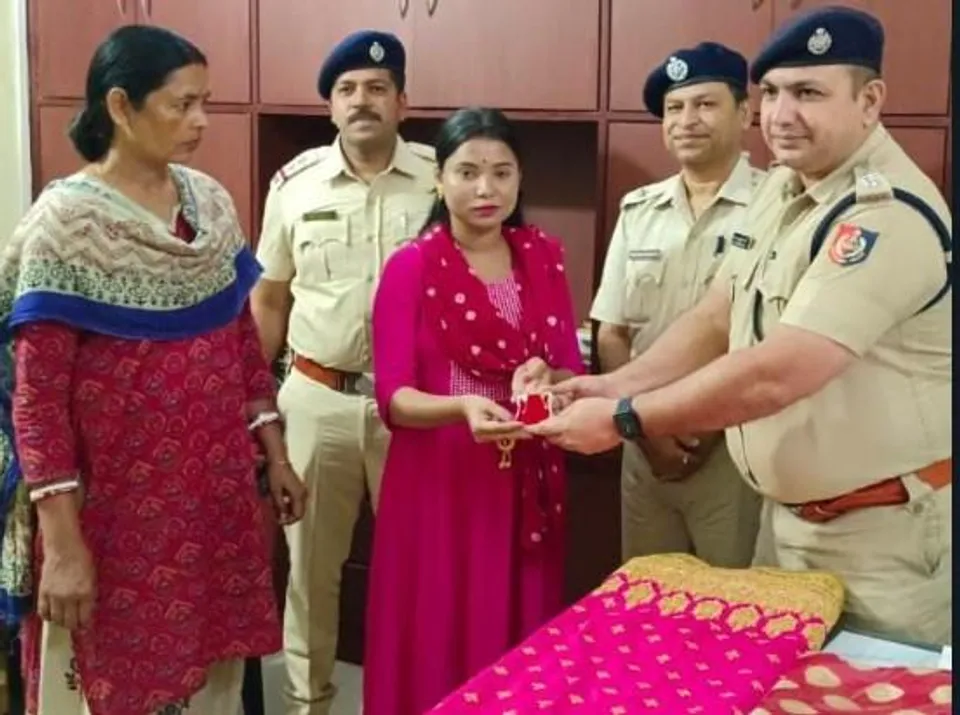 চুরি হয়ে যাওয়া গহনা ও শাড়ি প্রকৃত মালিকের হাতে তুলে দিল পুলিশ