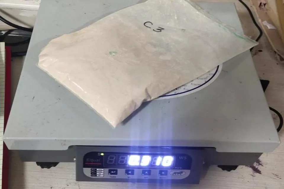 মুম্বই বিমানবন্দর থেকে বাজেয়াপ্ত ৯.৮ কোটি টাকা মূল্যের মাদক