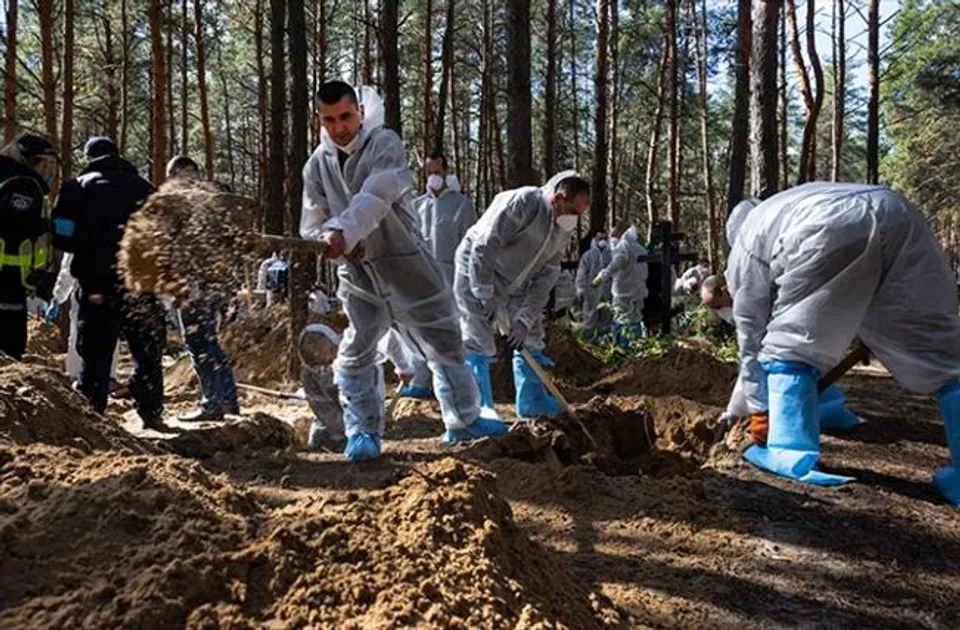 ইজিয়াম গণকবর থেকে দুই শিশুসহ আরও বেসামরিক মৃতদেহ উদ্ধার করা হয়েছে