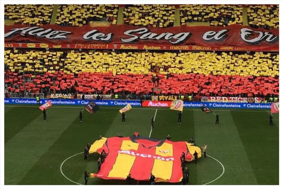 মেসি-নেইমারদের গা ঘেঁষে লেন্স