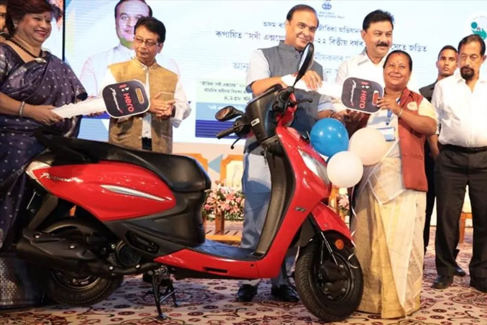 একাধিক মহিলাকে স্কুটার বিতরণ মুখ্যমন্ত্রীর