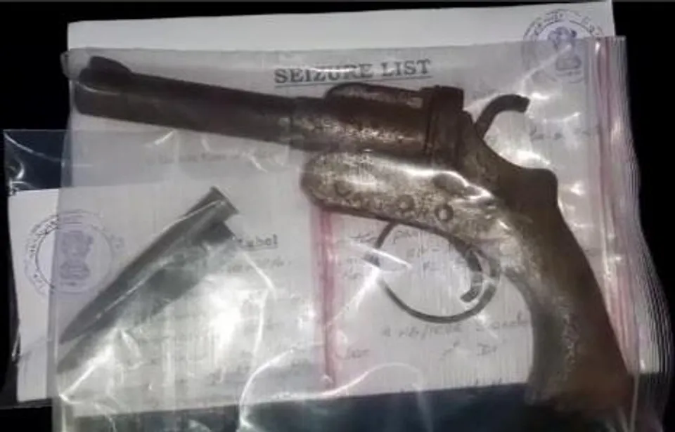 বন্দুক ও কার্তুজ সহ গ্রেফতার যুবক