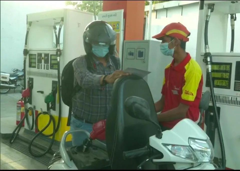 বিনামূল্যে পেট্রোল বিতরণ 'ট্রাফিক চ্যাম্প স্কিম'-এর অধীনে