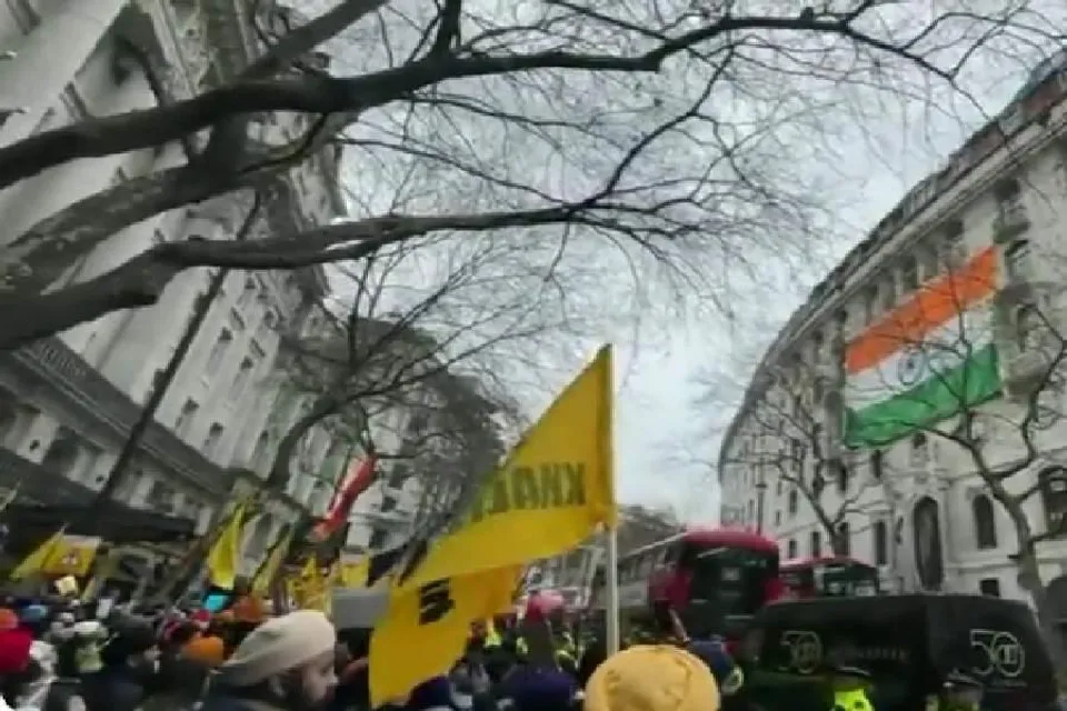 খালিস্তানি বিক্ষোভ, লন্ডনে উড়ল ভারতের বিশাল পতাকা- দেখুন ভিডিও