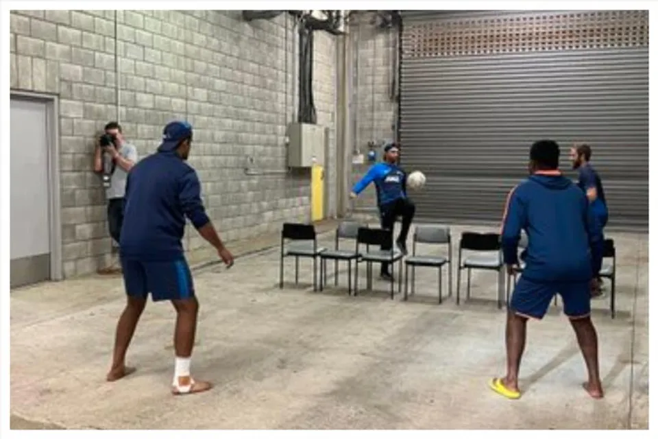 ক্রিকেট নয়, ভারত-নিউজিল্যান্ডের ক্রিকেটাররা মজেছেন ফুটভলিতে