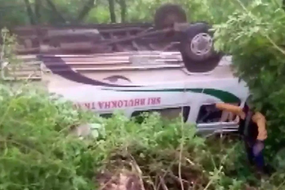 খাদে পড়ল পর্যটকবাহী বাস, আহত একাধিক