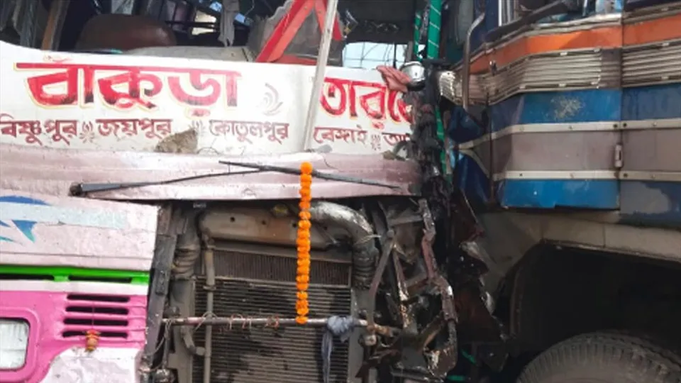 বাস ও ট্রাকের মুখোমুখি সংঘর্ষে জখম কমপক্ষে ১৫ জন