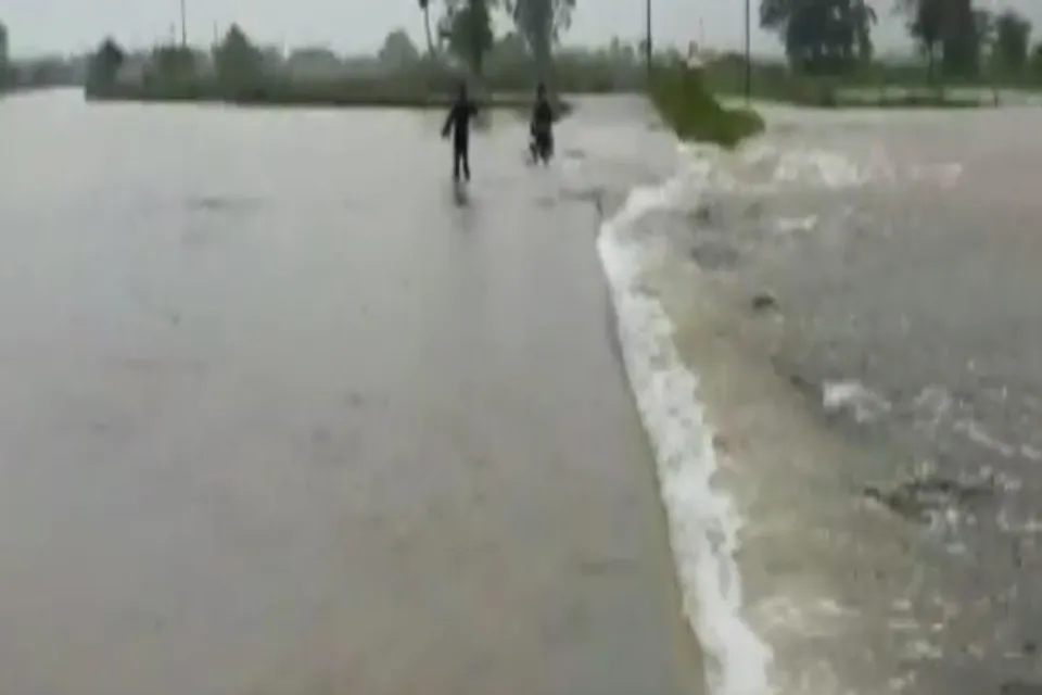 ভারী বৃষ্টিতে ভাসল একাধিক অঞ্চল