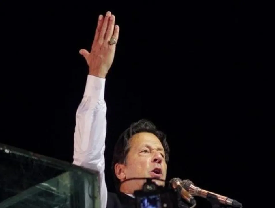 'বিপ্লব পাকিস্তানের দরজায় কড়া নাড়ছে': ইমরান খান