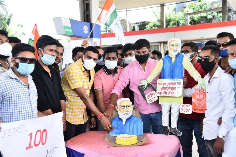 প্রধানমন্ত্রীকে কেক মিষ্টি খাইয়ে পেট্রোপণ্যের মূল্যবৃদ্ধির অভিনব প্রতিবাদ কোচবিহার জেলা তৃণমূল ছাত্র পরিষদের