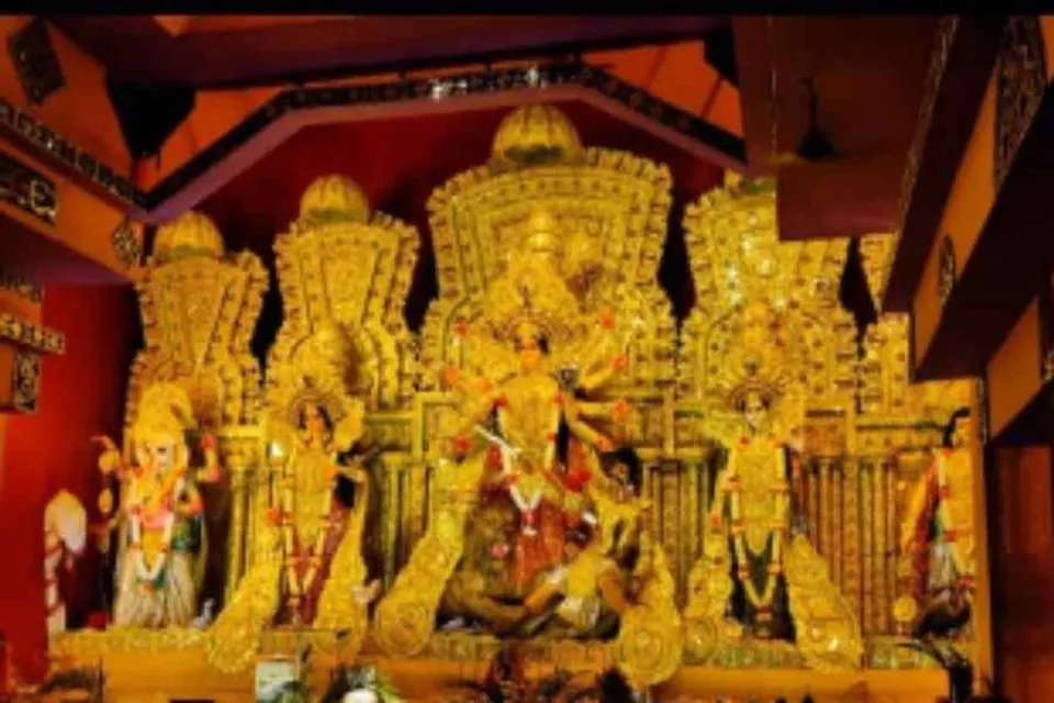 কালনা পুরাতন বাস স্ট্যান্ড বারোয়ারি সমিতির পুজোয় চলছে অষ্টমী পুজোর আয়োজন