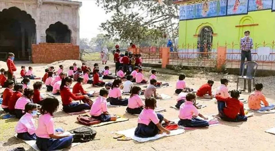 পাড়ায় ক্লাসে এখন মাইকই ভরসা