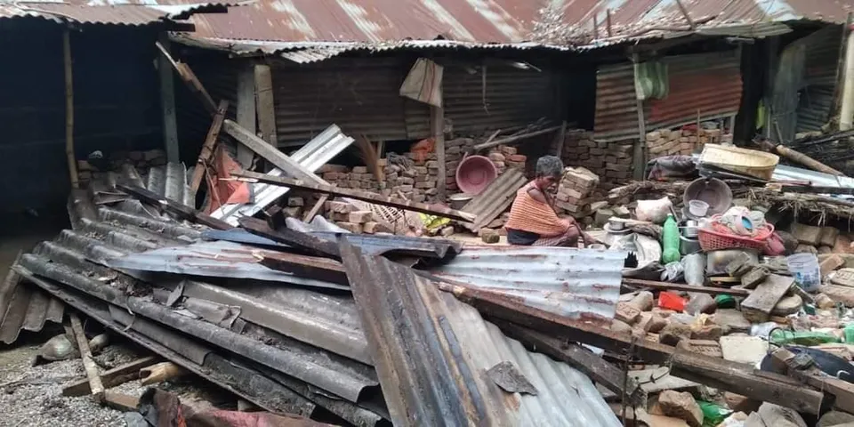 তিরিশ মিনিটের মধ্যে ৩টি পাকা বাড়ি ভেঙে তছনছ করল বুনো দাঁতাল হাতির দল