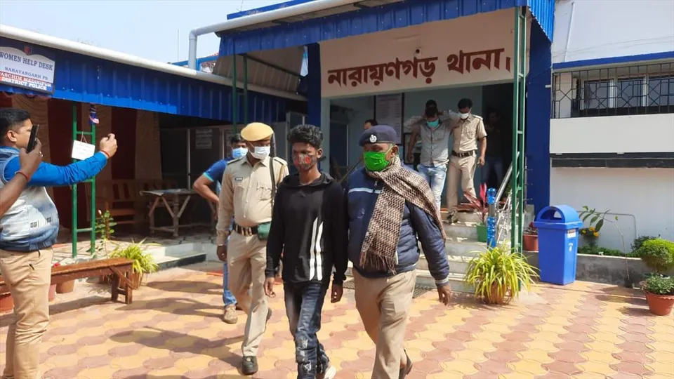 বিপুল পরিমাণ গাঁজাসহ দুই জনকে গ্রেফতার করল নারায়ণগড় থানার পুলিশ