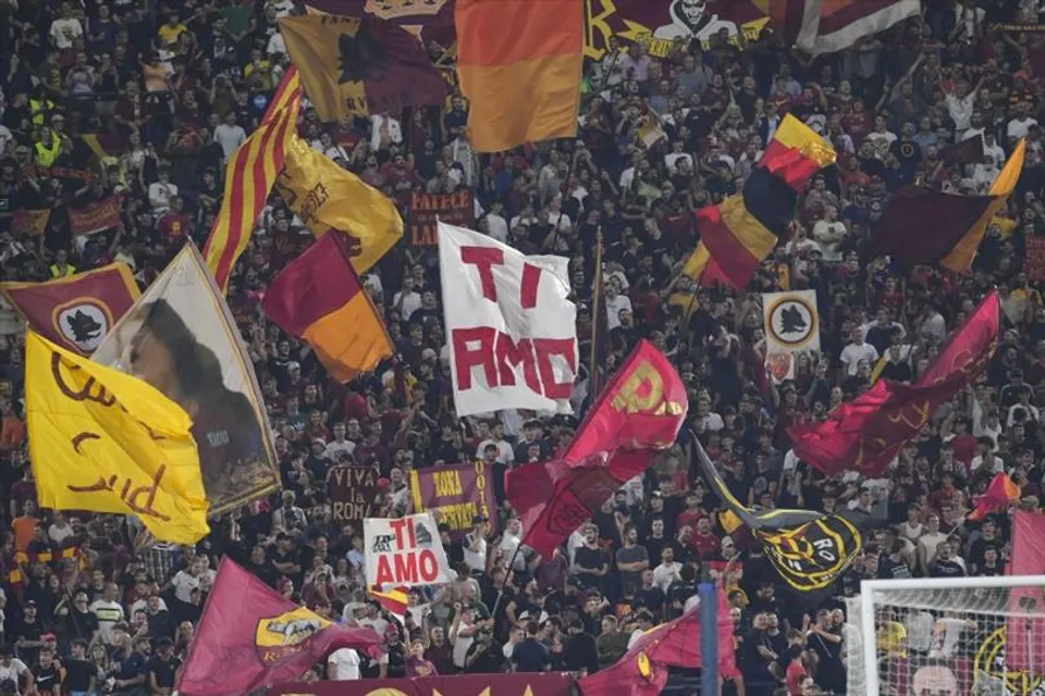 রোমার ম্যাচ দেখতে গ্যালারিতে ৬০ হাজারের বেশি দর্শক