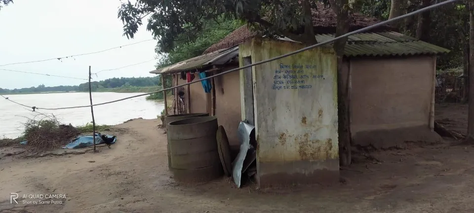 বাড়ির দোরগোড়ায় পৌঁছে গেল নদী!