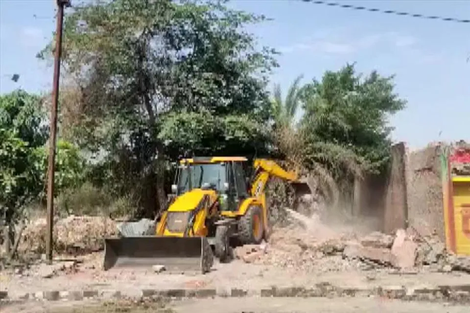 ১০ থেকে ১২ কোটি টাকার অবৈধ সম্পত্তি ধ্বংস করল পুরসভা